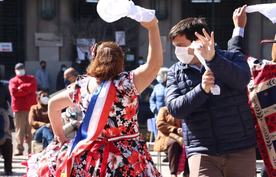 Con esquinazo, adultos mayores celebraron las Fiestas Patrias