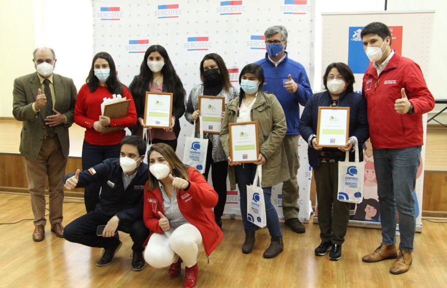 Mujeres emprendedoras de Linares reciben fondos para nuevos negocios