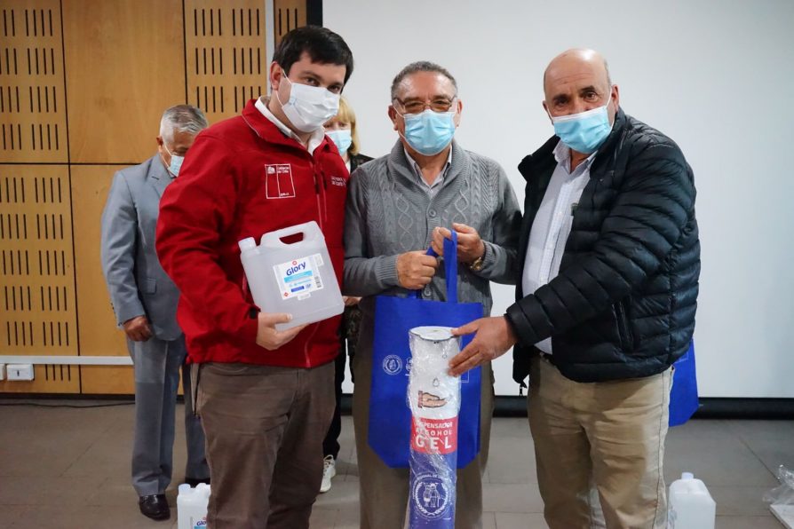 FOTONOTICIA: Clubes de Adultos Mayores de Pencahue recibieron kits para prevenir el Covid-19