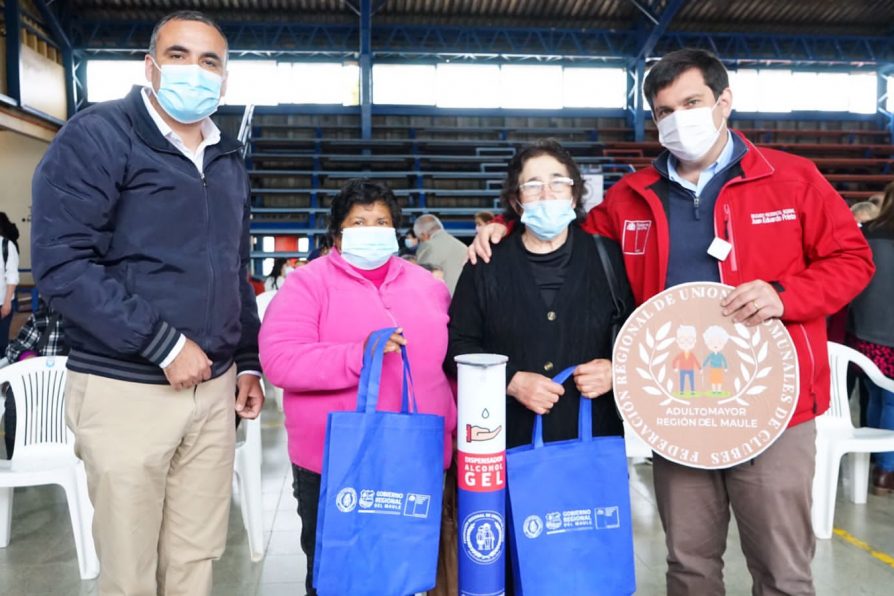 Adultos mayores de Curepto reciben kits sanitarios de protección ante el covid