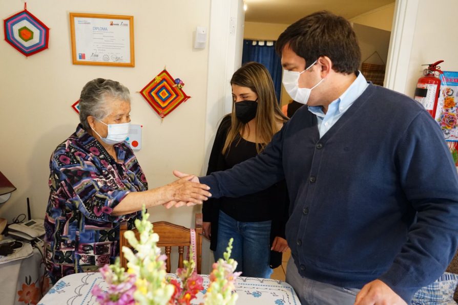 Delegado Prieto visitó viviendas sociales inteligentes para adultos mayores