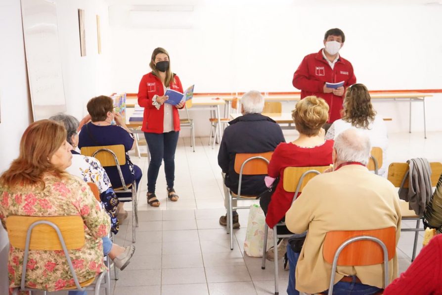 Nueva guía de beneficios para adultos mayores comenzó a entregarse en el Maule