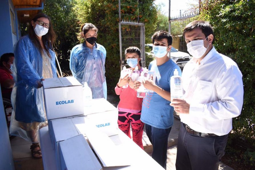 FOTONOTICIA: Delegado Prieto entregó botellas de alcohol gel en la Fundación Madre Josefa y Hogar Belén