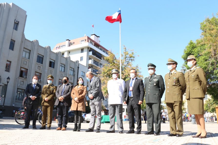 Fotonoticia: por mes aniversario, Carabineros iza bandera nacional