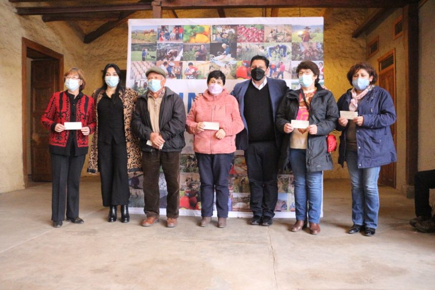 Pequeños productores de San Clemente recibieron incentivos por emergencia agrícola del plan Siembra Por Chile  y recursos para riego del convenio Indap-GORE