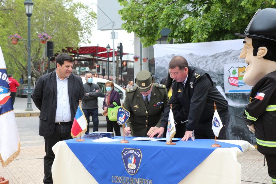 Bomberos del Maule recibió equipamiento por parte del Gobierno Regional para combatir incendios forestales