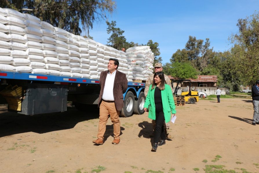 Reciben cargamento de fertilizantes para pequeños agricultores del Maule