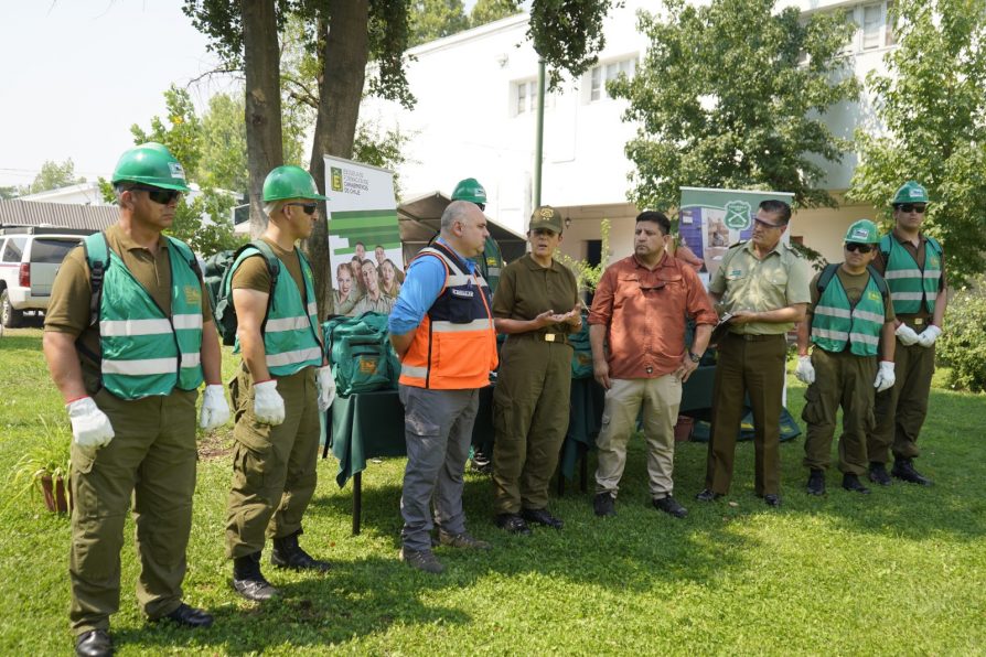 <strong>Fotonoticia: Hacen entrega de equipamiento de seguridad a carabineros que participan en combate de incendios</strong>