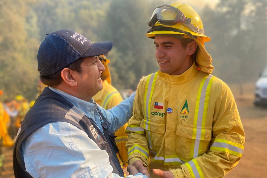 Ministra Jara y delegado Aqueveque agradecen a voluntarios de Bomberos y a brigadistas de Conaf e internacionales por combate a la emergencia en Maule