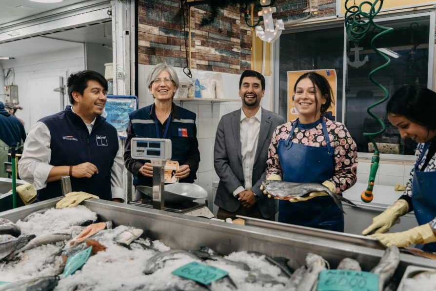 Autoridades de Gobierno fiscalizan productos del mar en Felicur