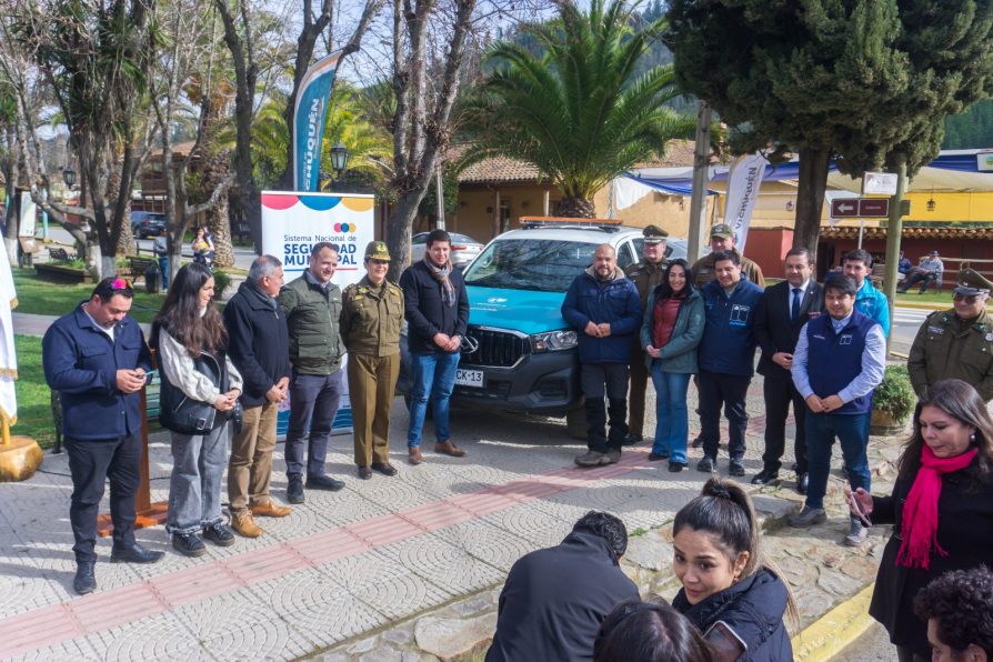 Fotonoticia: Vichuquén recibe vehículo para reforzar patrullajes