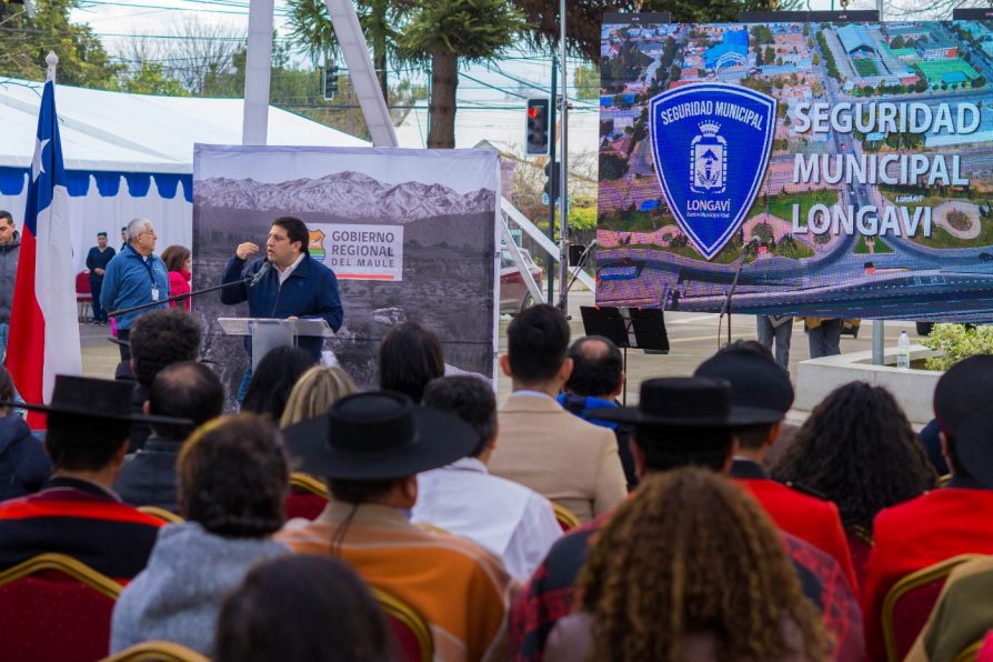 Retiro y Longaví reciben camionetas y Vichuqén un camión multipropósito