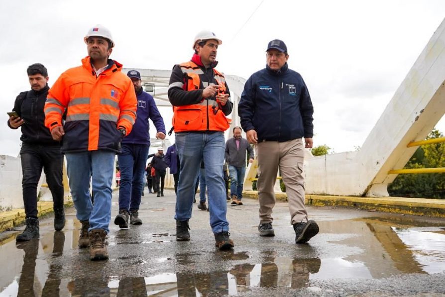 Autoridades inspeccionan avances en reposición de Puente Tres Arcos en Linares