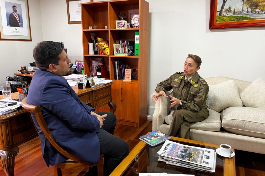 Fotonoticia: Delegado Aqueveque y nueva jefa de Zona de Carabineros sostienen reunión de trabajo