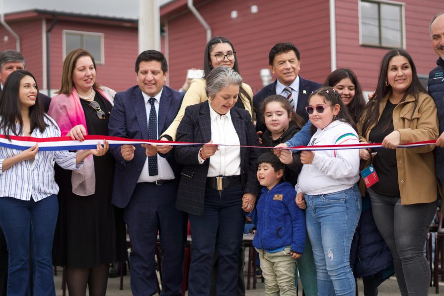 Visita a la Región del Maule: ministra Jeannette Jara participa en la entrega de 268viviendas en Cauquenes