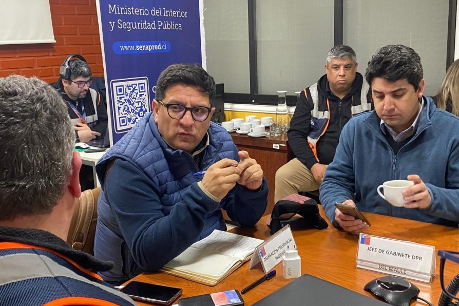 Autoridades monitorean evacuación de borde costero tras alerta de tsunami