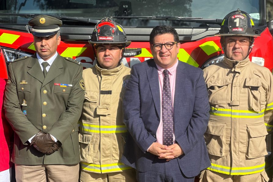 Gobierno del Maule entrega carros bomba y camionetas para fortalecer la red de emergencia en siete comunas del Maule