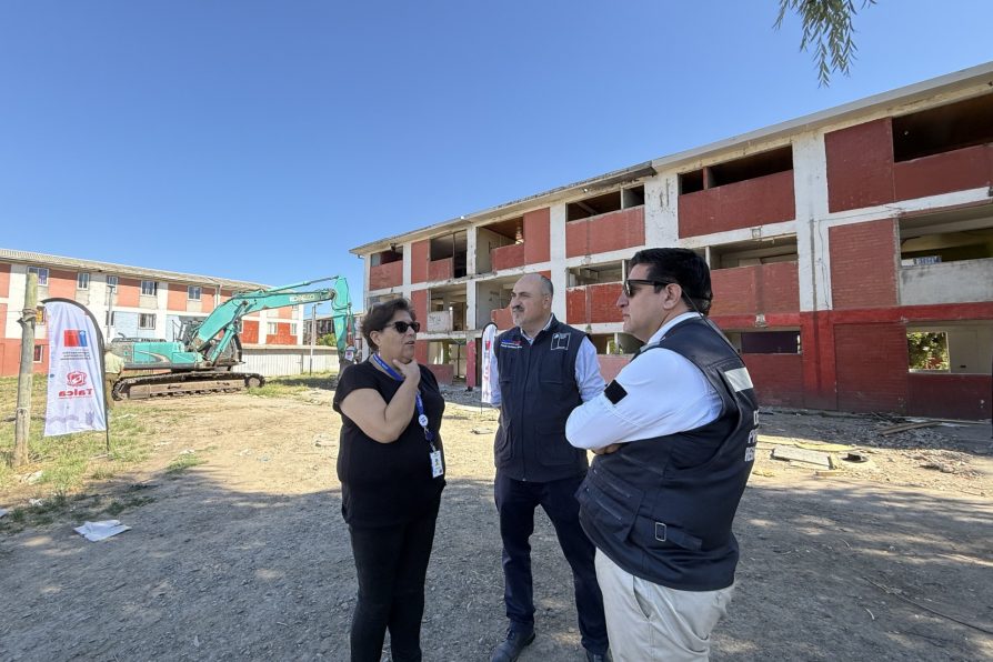 Siguen demoliciones de bloques y departamentos en Las Américas de Talca