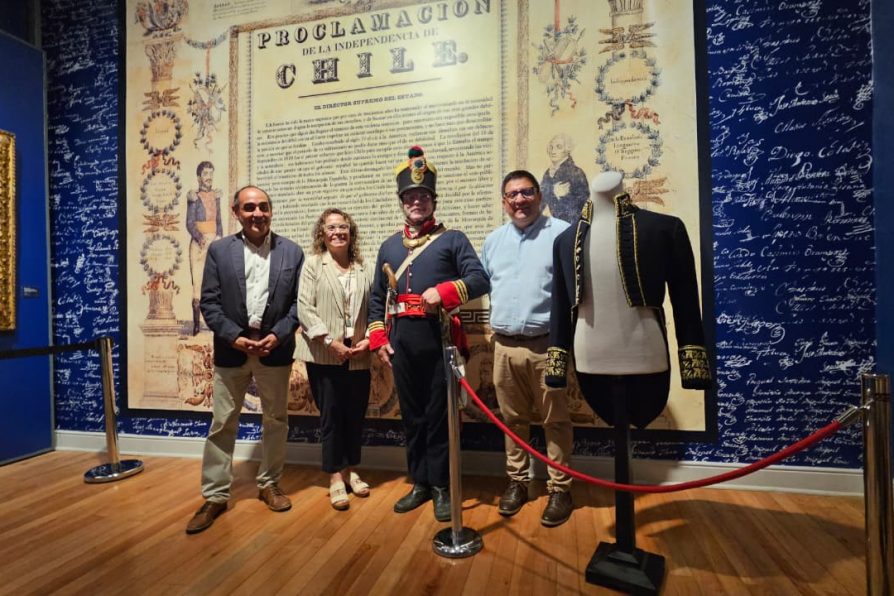 Museo O’higginiano y de Bellas Artes exhibe réplica de chaquetilla de Bernardo O’Higgins para conmemorar 208 años de Independencia