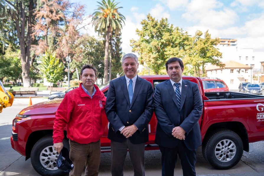 Gobierno Regional entrega camionetas a Romeral y retroexcavadora a Maule para fortalecer servicios municipales