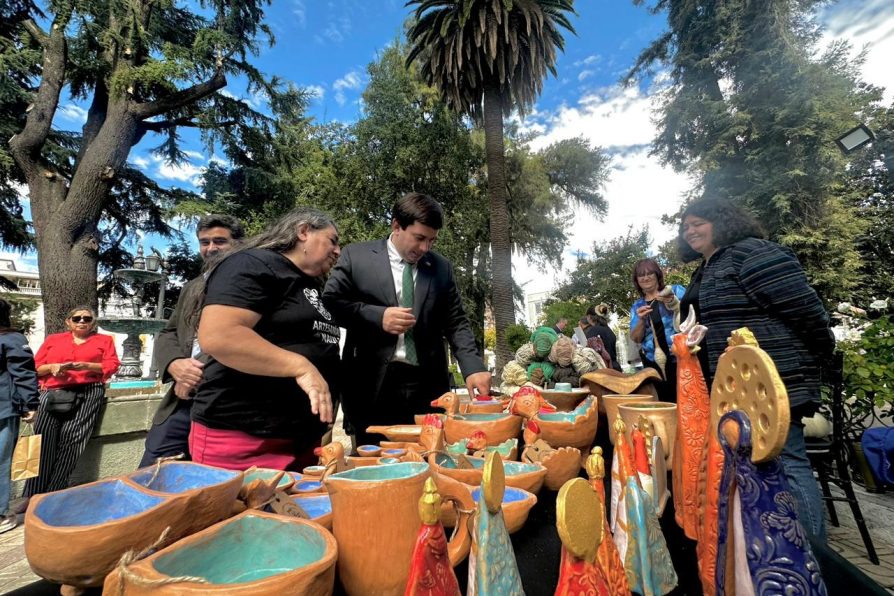 Artesanos del Maule celebran su día con intervención en la Plaza de Talca