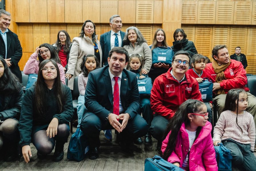 Junaeb concreta entrega de audífonos a escolares y autoridades regionales refuerzan compromiso con niños y jóvenes