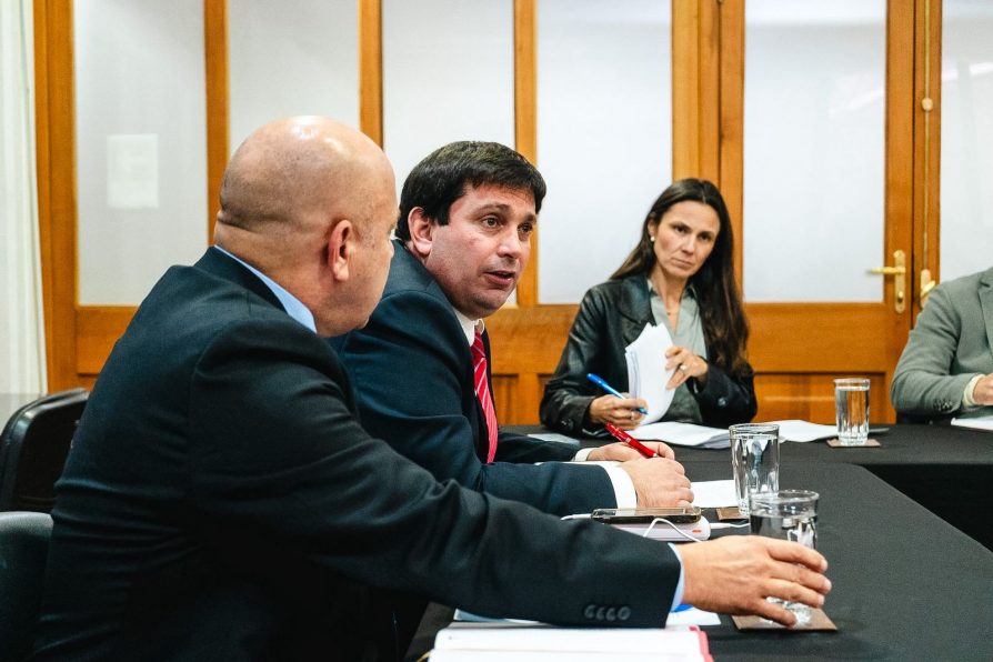 Delegado presidencial regional lidera mesa del agro para abordar crisis de remolacheros y arroceros del Maule