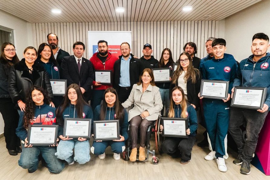 Gobierno reconoce a jóvenes deportistas maulinos que representaron a Chile en Juegos Suramericanos 2026