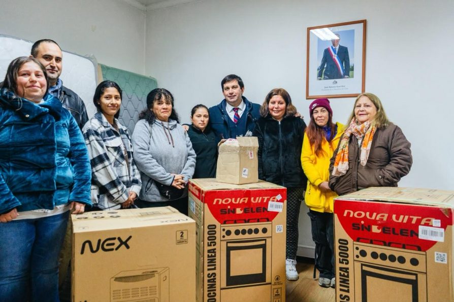 Delegado Prieto hace entrega de ayudas sociales