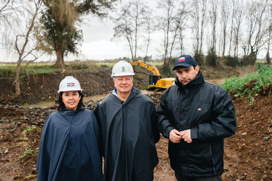 Autoridades inspeccionan obras de prevención en el estero Chequenlemillo como parte del plan regional de mitigación de crecidas