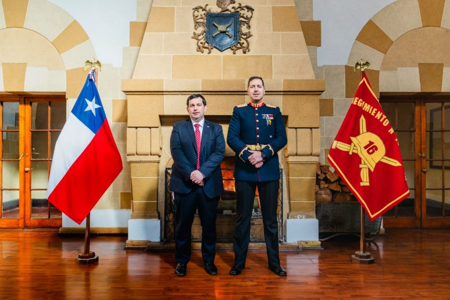 Delegado Prieto entrega su saludo protocolar al comandante del Regimiento “Talca”