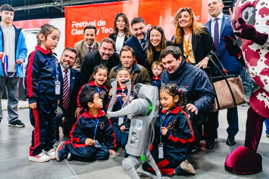 Más de 30 stands interactivos acercan la ciencia, tecnología e innovación a las familias del Maule