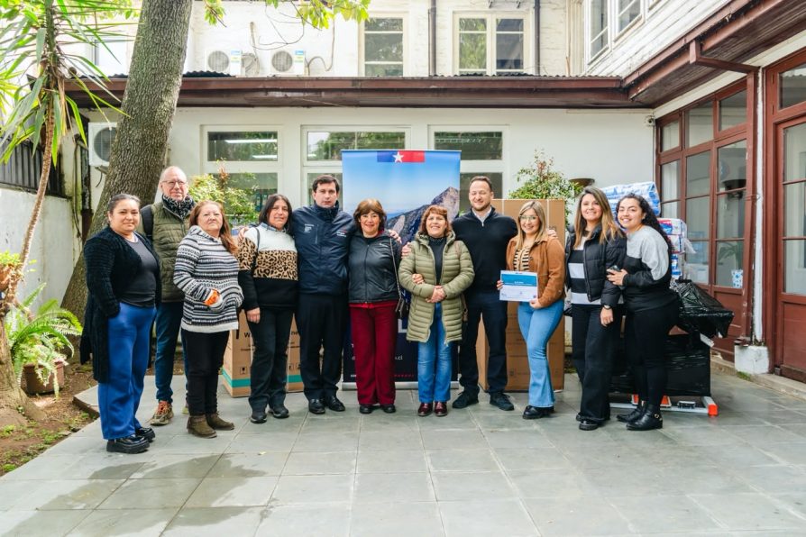 Delegado Prieto entrega apoyo social a familias y recursos a organización deportiva