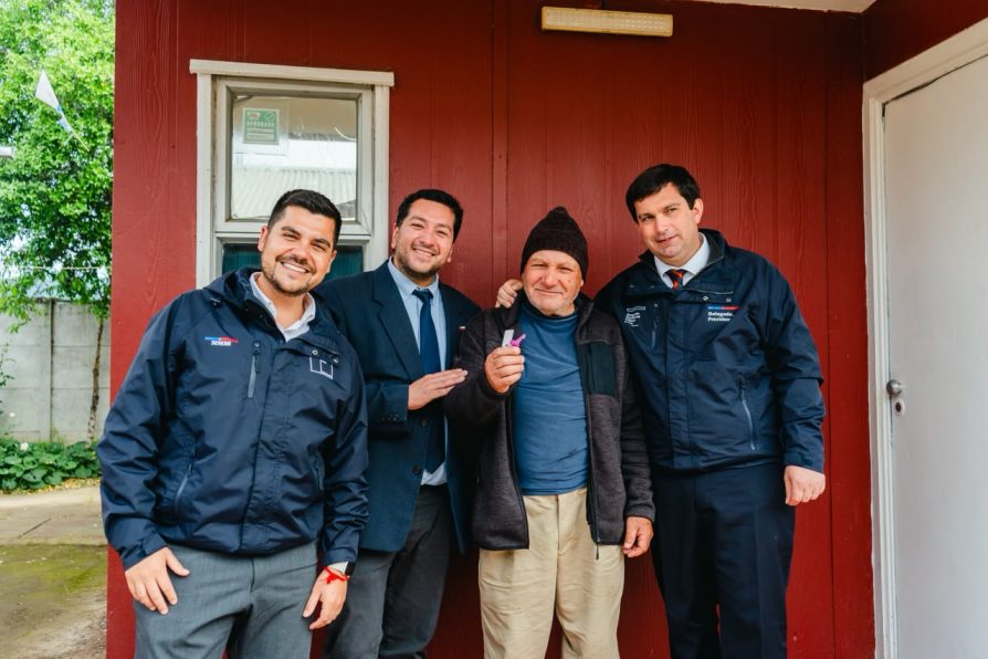 Adulto mayor recibe casa gracias a convenio entre Delegación Presidencial Regional y Senama
